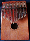 KALIMBA DE MADERA EN SU ESTUCHE CON INSTRUCCIONES Y MARTILLO DE AFINAR