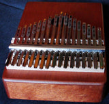 KALIMBA DE MADERA EN SU ESTUCHE CON INSTRUCCIONES Y MARTILLO DE AFINAR
