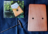 KALIMBA DE MADERA EN SU ESTUCHE CON INSTRUCCIONES Y MARTILLO DE AFINAR